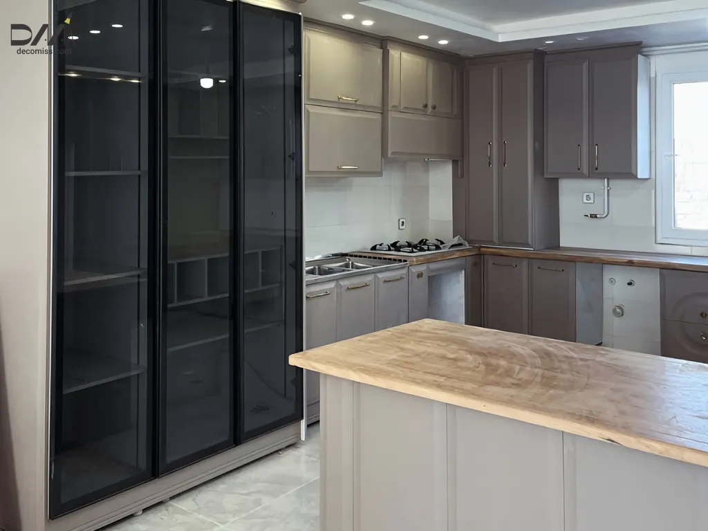کابینت نئوکلاسیک با درب شیشه ای