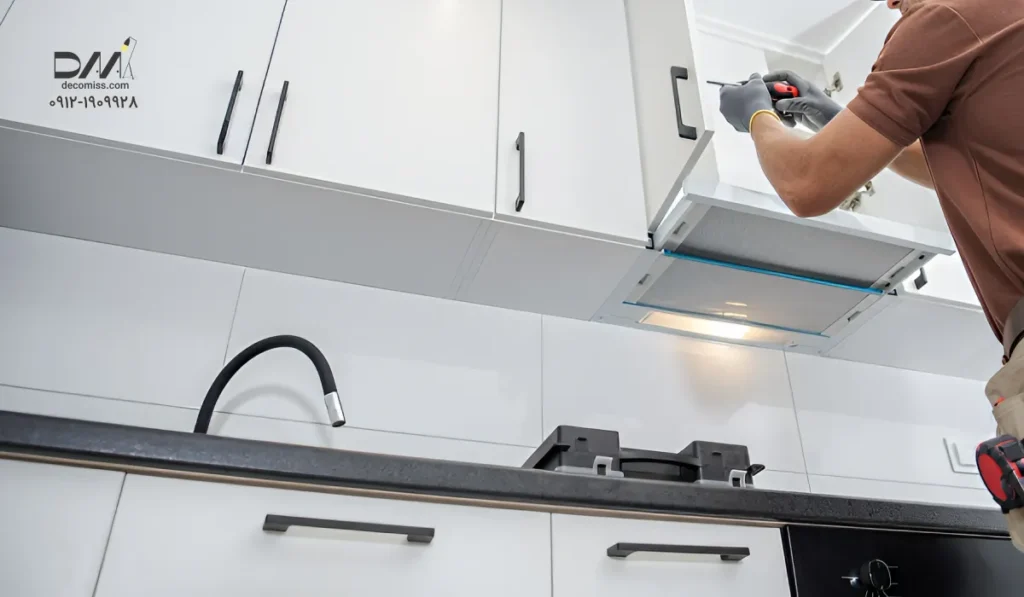 مرید درحال نصب کابینت